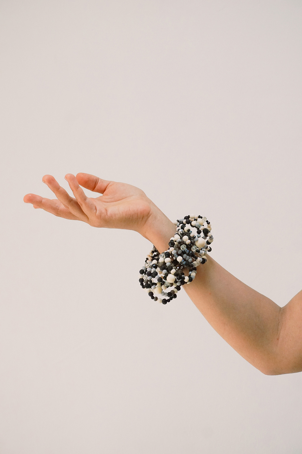 statement armband mit arm